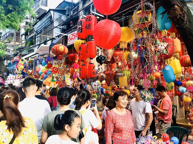 Hàng Mã kín người, nhiều cửa hàng bị xử vì thu tiền khách chụp ảnh - Ảnh 6.