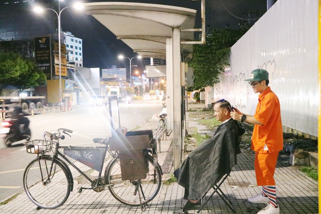 Chàng trai 9X ở Sài Gòn và chiếc xe đạp hớt tóc miễn phí cho người vô gia cư - Ảnh 9.