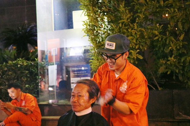 Chàng trai 9X ở Sài Gòn và chiếc xe đạp hớt tóc miễn phí cho người vô gia cư - Ảnh 5.