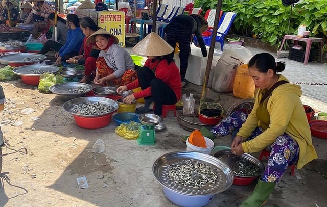 Vài trăm nghìn một kg cá linh non - Ảnh 1.