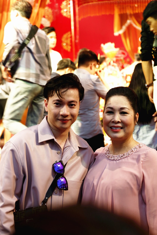 Lê Tuấn Anh cùng bà xã Hồng Vân cúng giỗ tổ sân khấu - Ảnh 11.