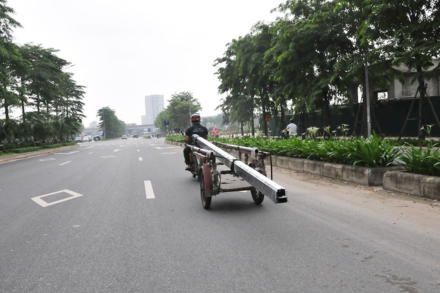 Tái diễn tình trạng chuyên chở các vật liệu sắc nhọn cồng kềnh trên đường phố Hà Nội - Ảnh 7.