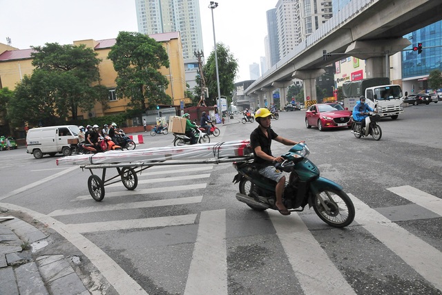 Tái diễn tình trạng chuyên chở các vật liệu sắc nhọn cồng kềnh trên đường phố Hà Nội - Ảnh 5.