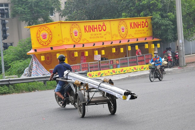 Tái diễn tình trạng chuyên chở các vật liệu sắc nhọn cồng kềnh trên đường phố Hà Nội - Ảnh 6.