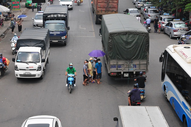 Bất chấp nguy hiểm, người nhà, bệnh nhân viện K – Tân Triều ùn ùn băng qua đường chứ không dùng cầu vượt bộ hành - Ảnh 3.