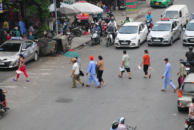 Bất chấp nguy hiểm, người nhà, bệnh nhân viện K – Tân Triều ùn ùn băng qua đường chứ không dùng cầu vượt bộ hành - Ảnh 9.