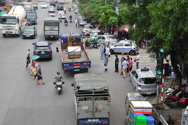 Bất chấp nguy hiểm, người nhà, bệnh nhân viện K – Tân Triều ùn ùn băng qua đường chứ không dùng cầu vượt bộ hành - Ảnh 4.