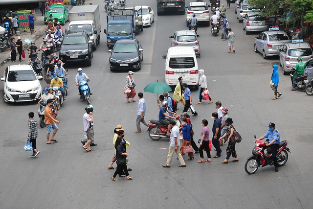 Bất chấp nguy hiểm, người nhà, bệnh nhân viện K – Tân Triều ùn ùn băng qua đường chứ không dùng cầu vượt bộ hành - Ảnh 1.