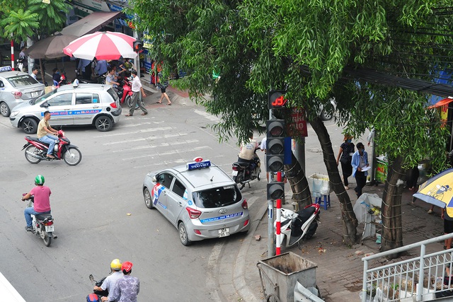 Bất chấp nguy hiểm, người nhà, bệnh nhân viện K – Tân Triều ùn ùn băng qua đường chứ không dùng cầu vượt bộ hành - Ảnh 5.