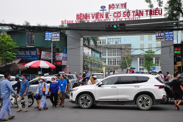 Bất chấp nguy hiểm, người nhà, bệnh nhân viện K – Tân Triều ùn ùn băng qua đường chứ không dùng cầu vượt bộ hành - Ảnh 6.