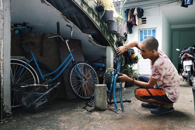 Chàng trai biến xe đạp sắt vụn thành xe mới toanh tặng người nghèo ở Sài Gòn - Ảnh 5.