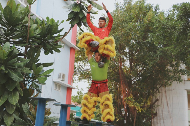 2 đứa trẻ bị mẹ bỏ rơi dưới chân cầu 3 năm trước và chuyện của đội lân đường phố ở Sài Gòn - Ảnh 11.