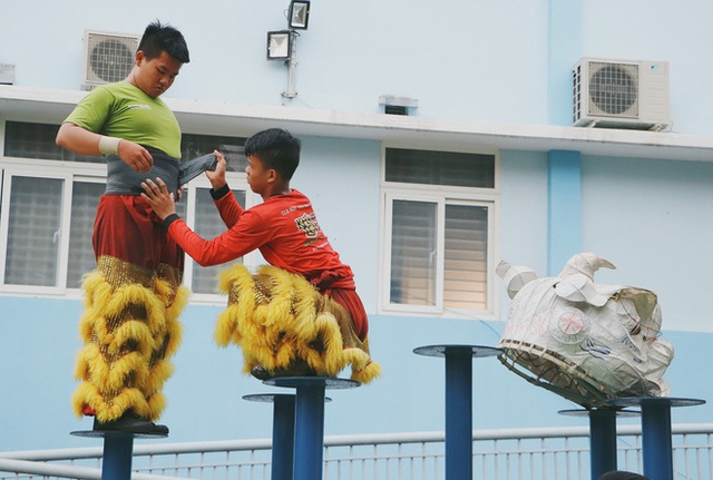 2 đứa trẻ bị mẹ bỏ rơi dưới chân cầu 3 năm trước và chuyện của đội lân đường phố ở Sài Gòn - Ảnh 12.