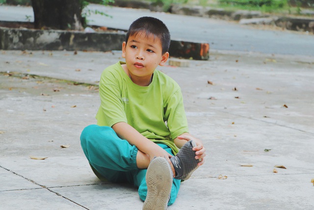 2 đứa trẻ bị mẹ bỏ rơi dưới chân cầu 3 năm trước và chuyện của đội lân đường phố ở Sài Gòn - Ảnh 6.
