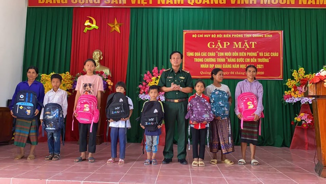 Những đứa con nuôi của Bộ đôi Biên phòng Quảng Bình đón niềm vui trước thềm năm học mới  - Ảnh 3.