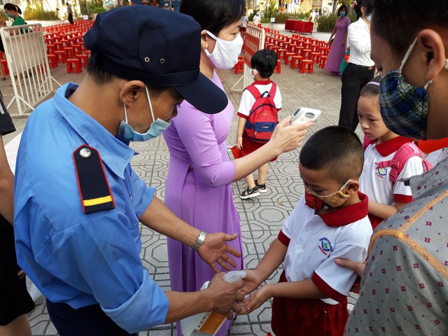 Hà Nội: Hơn 2 triệu học sinh nô nức đến trường khai giảng năm học mới - Ảnh 6.