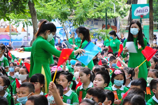 Các cô giáo luôn tay quạt mát cho học sinh trong ngày khai giảng - Ảnh 7.