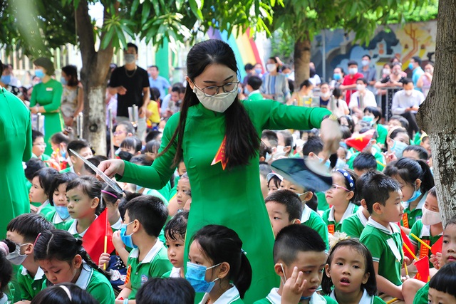 Các cô giáo luôn tay quạt mát cho học sinh trong ngày khai giảng - Ảnh 9.