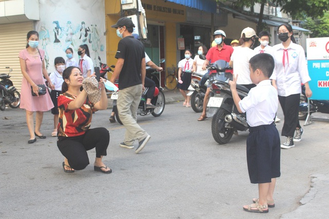 Lễ khai giảng đặc biệt tại vùng dịch Hải Dương: Nơi nhộn nhịp, chỗ không bóng người - Ảnh 12.