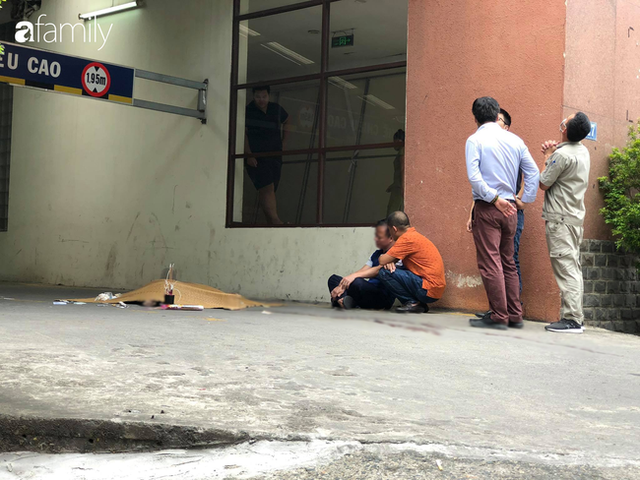 Vụ nam thanh niên rơi từ tầng cao chung cư tử vong ở Hà Nội: Ám ảnh ánh mắt thất thần của người cha ngồi gục bên thi thể con trai - Ảnh 2.