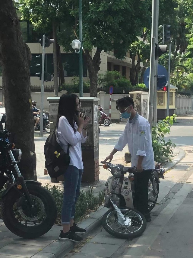 Sự cố ngày khai giảng khiến 2 học sinh đứng ngẩn giữa đường, ai nấy nhìn vào bánh xe cũng sửng sốt - Ảnh 2.