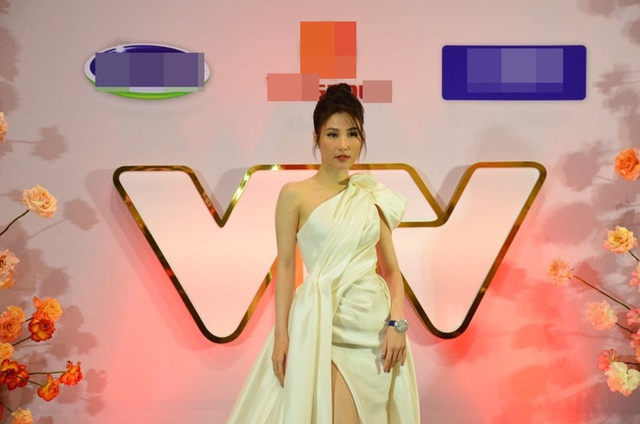 Thảm đỏ VTV Awards 2020: Cặp đôi Thanh Sơn - Quỳnh Kool sánh đôi thân thiết nhưng sao gương mặt của thầy giáo mưa khác lạ đến ngỡ ngàng thế này - Ảnh 2.