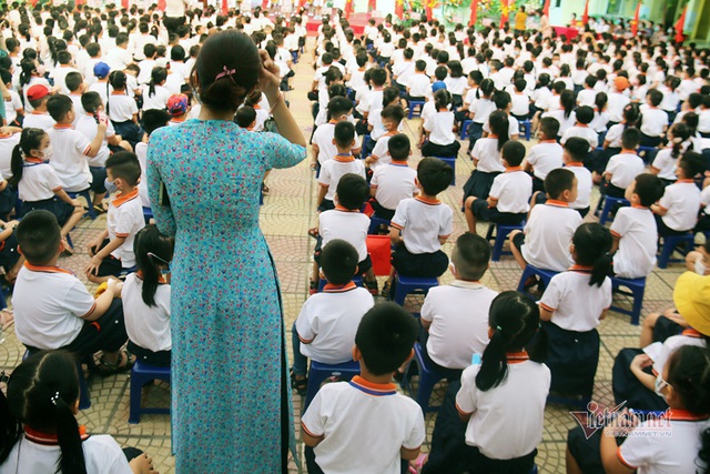 Rớt nước mắt lễ khai giảng đầu tiên của cô bé 10 tuổi chưa một ngày đến trường - Ảnh 22.