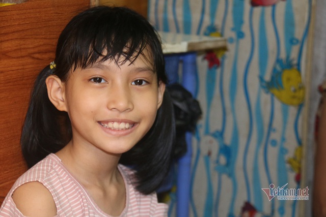 Rớt nước mắt lễ khai giảng đầu tiên của cô bé 10 tuổi chưa một ngày đến trường - Ảnh 5.