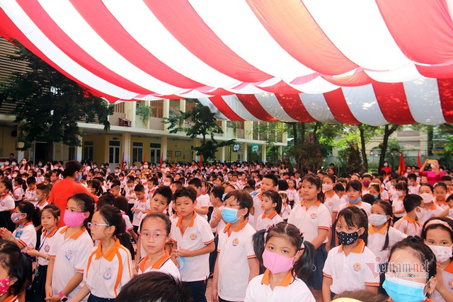 Rớt nước mắt lễ khai giảng đầu tiên của cô bé 10 tuổi chưa một ngày đến trường - Ảnh 26.