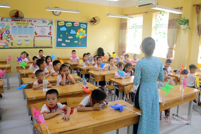 Rớt nước mắt lễ khai giảng đầu tiên của cô bé 10 tuổi chưa một ngày đến trường - Ảnh 28.