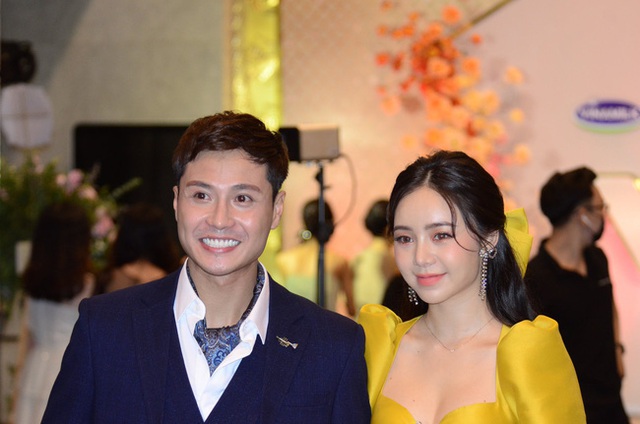 Thảm đỏ VTV Awards 2020: Cặp đôi Thanh Sơn - Quỳnh Kool sánh đôi thân thiết nhưng sao gương mặt của thầy giáo mưa khác lạ đến ngỡ ngàng thế này - Ảnh 4.