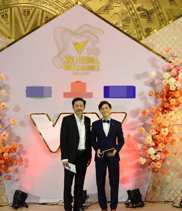 Thảm đỏ VTV Awards 2020: Cặp đôi Thanh Sơn - Quỳnh Kool sánh đôi thân thiết nhưng sao gương mặt của thầy giáo mưa khác lạ đến ngỡ ngàng thế này - Ảnh 5.