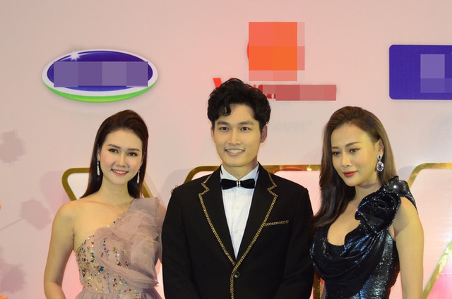 Thảm đỏ VTV Awards 2020: Cặp đôi Thanh Sơn - Quỳnh Kool sánh đôi thân thiết nhưng sao gương mặt của thầy giáo mưa khác lạ đến ngỡ ngàng thế này - Ảnh 7.