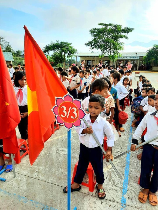 Lễ khai giảng của cậu bé từng chân trần đi bộ đường núi, vác cây măng trên vai gửi tặng người dân ở tâm dịch Đà Nẵng - Ảnh 3.