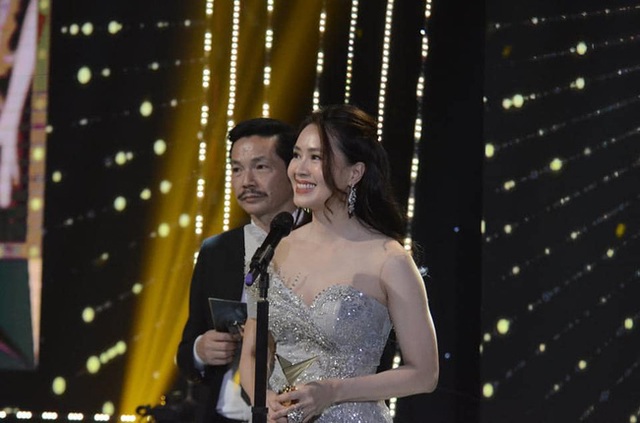 Hồng Diễm khóc không ngừng khi nhận giải Nữ chính ấn tượng nhất VTV Awards, nhắc tới Ngôi sao Khuê của anh Bảo khiến fan vỡ òa - Ảnh 2.