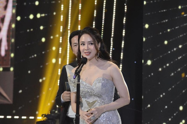 Hồng Diễm khóc không ngừng khi nhận giải Nữ chính ấn tượng nhất VTV Awards, nhắc tới Ngôi sao Khuê của anh Bảo khiến fan vỡ òa - Ảnh 3.