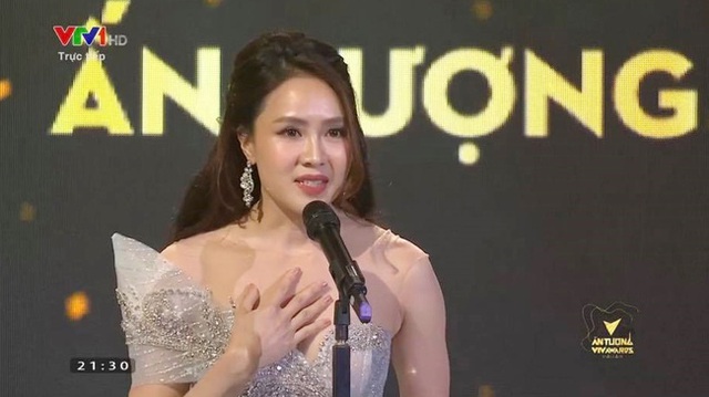 Hồng Diễm khóc không ngừng khi nhận giải Nữ chính ấn tượng nhất VTV Awards, nhắc tới Ngôi sao Khuê của anh Bảo khiến fan vỡ òa - Ảnh 4.