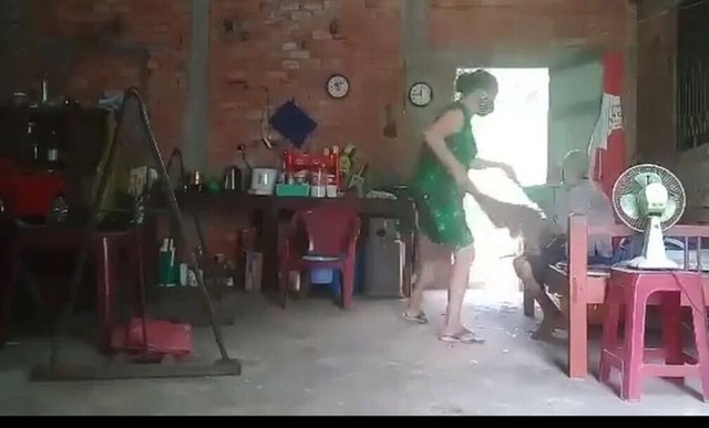 Công an Long An vào cuộc điều tra vụ cụ bà bị đánh đập, đổ phân lên đầu - Ảnh 1. Công an Long An vào cuộc điều tra vụ cụ bà bị đánh đập, đổ phân lên đầu - Ảnh 1.