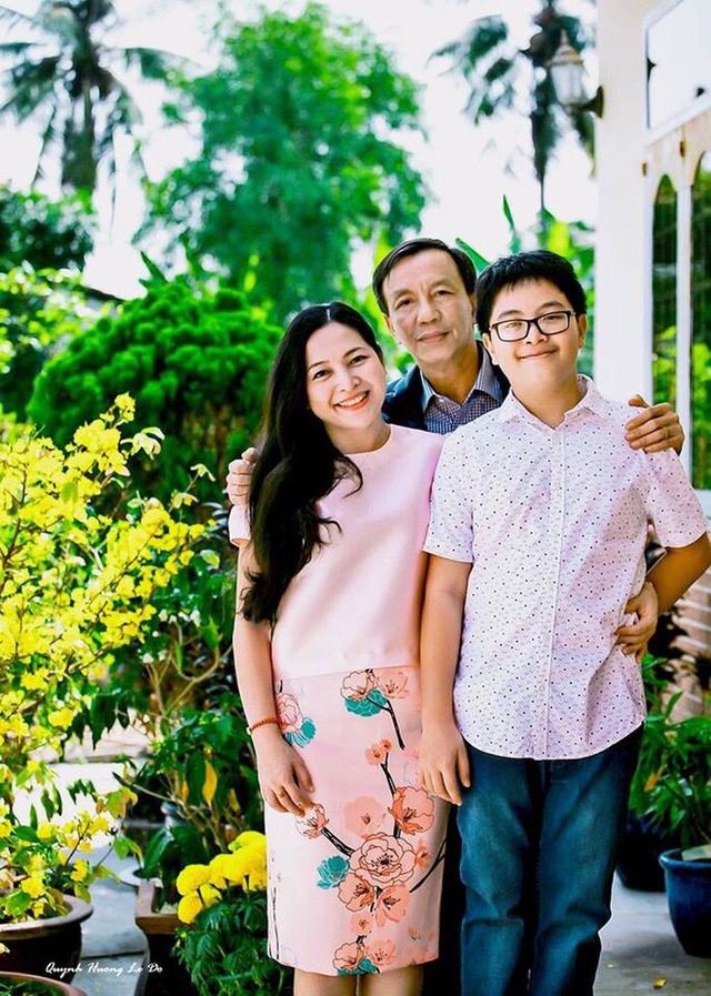Bị mẹ ngăn cấm, khủng bố đàn áp, cuộc hôn nhân của MC Quỳnh Hương và chồng hơn 14 tuổi ra sao? - Ảnh 1.