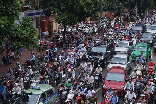 Người dân hào hứng với chương trình hỗ trợ đổi xe máy cũ nát lấy xe máy mới của Hà Nội - Ảnh 1.