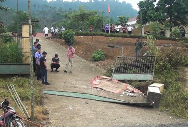 Gia cảnh nghèo của 3 cháu nhỏ tử nạn thương tâm trong vụ đổ trụ cổng trường ở Lào Cai - Ảnh 2.