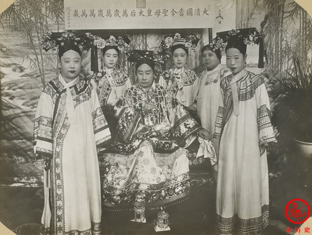 Loạt ảnh cũ về hậu cung của Hoàng đế Quang Tự triều nhà Thanh: Hoàng hậu lưng gù, phi tần có vóc dáng mũm mĩm - Ảnh 2.