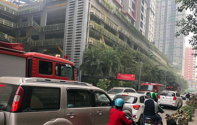 Chính quyền nói về việc hàng loạt ô tô ở Hà Nội bị dán giấy do đỗ xe tắc đường - Ảnh 4.