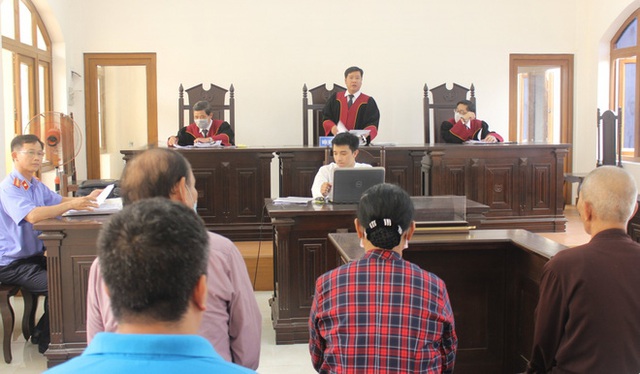 Cụ ông 79 tuổi quỳ gối, đội đơn xin được xử án ở tòa Đồng Nai - Ảnh 1. Cụ ông 79 tuổi quỳ gối, đội đơn xin được xử án ở tòa Đồng Nai - Ảnh 1.