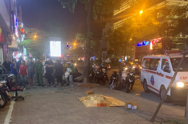 Hà Nội: Nam thanh niên rơi từ tầng cao xuống đất tử vong tại chỗ khi đi học thêm ngoại ngữ - Ảnh 2. Hà Nội: Nam thanh niên rơi từ tầng cao xuống đất tử vong tại chỗ khi đi học thêm ngoại ngữ - Ảnh 2.