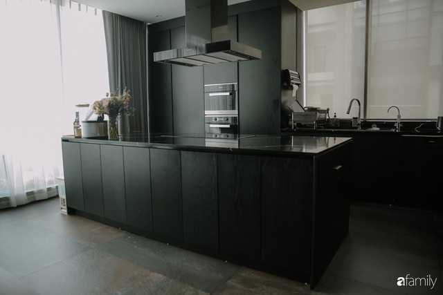 Bỏ qua quy tắc bếp là phải màu sáng, căn bếp dưới đây sở hữu gam màu đen huyền bí cực kỳ sang chảnh ở Hà Nội - Ảnh 3. Bỏ qua quy tắc bếp là phải màu sáng, căn bếp dưới đây sở hữu gam màu đen huyền bí cực kỳ sang chảnh ở Hà Nội - Ảnh 3.