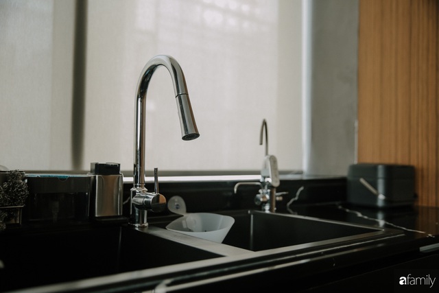 Bỏ qua quy tắc bếp là phải màu sáng, căn bếp dưới đây sở hữu gam màu đen huyền bí cực kỳ sang chảnh ở Hà Nội - Ảnh 7. Bỏ qua quy tắc bếp là phải màu sáng, căn bếp dưới đây sở hữu gam màu đen huyền bí cực kỳ sang chảnh ở Hà Nội - Ảnh 7.