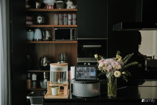 Bỏ qua quy tắc bếp là phải màu sáng, căn bếp dưới đây sở hữu gam màu đen huyền bí cực kỳ sang chảnh ở Hà Nội - Ảnh 8. Bỏ qua quy tắc bếp là phải màu sáng, căn bếp dưới đây sở hữu gam màu đen huyền bí cực kỳ sang chảnh ở Hà Nội - Ảnh 8.
