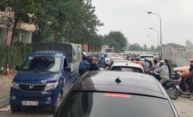 Chính quyền nói về việc hàng loạt ô tô ở Hà Nội bị dán giấy do đỗ xe tắc đường - Ảnh 5.