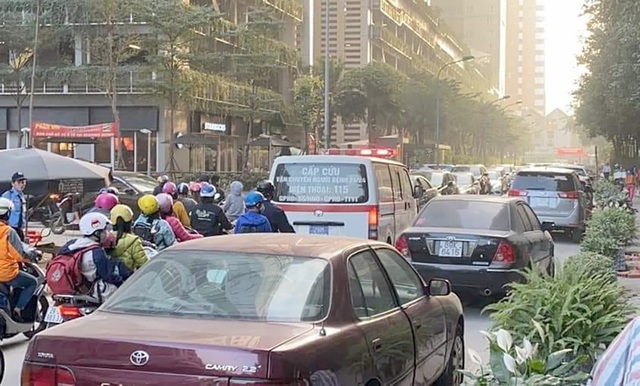 Chính quyền nói về việc hàng loạt ô tô ở Hà Nội bị dán giấy do đỗ xe tắc đường - Ảnh 7.